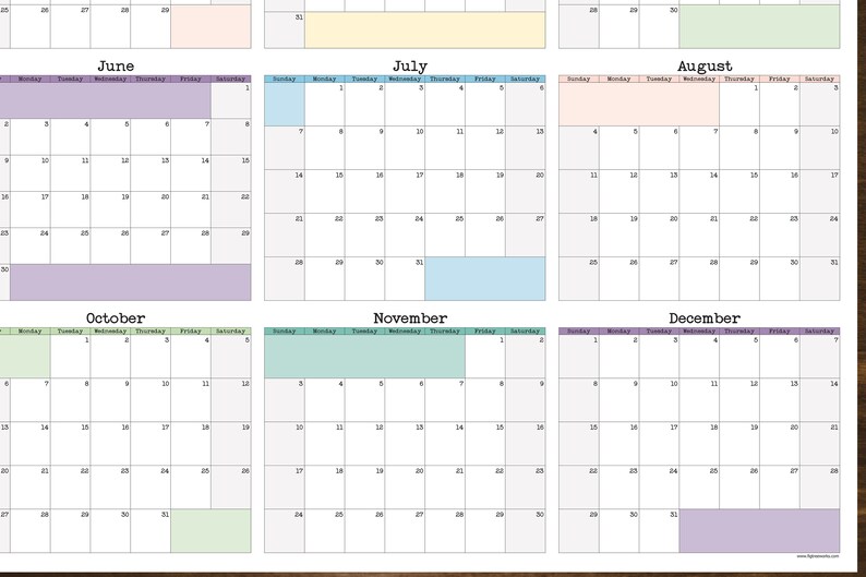 Op de afbeelding: Een printbare kalender voor juni, juli, augustus, oktober, november en december. Elke maand wordt weergegeven in een apart raster met de dagen van de week met labels. De kalender is ontworpen met een licht houten achtergrond en pastelkleurige vakjes voor elke dag.