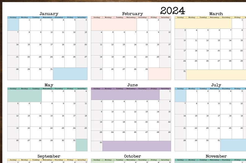 Op de afbeelding: Een printbare kalender voor het jaar 2024. De kalender is verdeeld in 12 maanden, waarbij elke maand op een aparte pagina wordt weergegeven. De kalender is ontworpen in een eenvoudige, minimalistische stijl, met een lichtgrijze achtergrond en zwarte tekst. Elke maand heeft een andere kleur om de eerste dag van de maand te markeren.