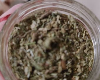 mélange de cèdre / foin d'odeur et sauge.  Ensemble maculage/couvement/savons/etc. Entier ou moulu. Aussi pour les sweats