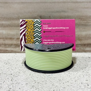 Thread Bobbin Chic: visitekaartjeshouder quiltwinkel| Visitekaarthouder naaispoel | Visitekaarthouder met draadspoel