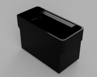 Op de afbeelding: Een zwarte plastic opbergdoos met een rechthoekige vorm. De doos heeft een deksel dat open is.