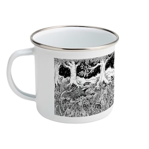 Könnte beinhalten: Weißer Emaillebecher mit einer Schwarz-Weiß-Illustration einer Waldszene. Das Design zeigt Bäume, Blätter und einen Dachs. Der Becher hat einen silbernen Rand und einen weißen Henkel.