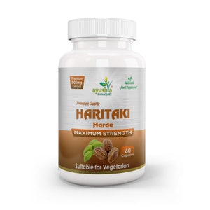 Può includere: Bottiglia di plastica bianca con un'etichetta marrone che dice "Premium Quality HARITAKI Harde MAXIMUM STRENGTH 60 Capsules Suitable for Vegetarian". L'etichetta ha anche un design a foglia verde e un logo che dice "ayushla live healthy life".