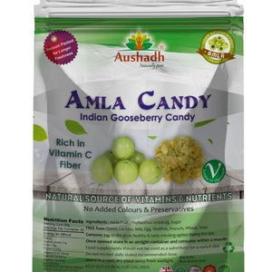 Könnte beinhalten: Eine grün-weiße Tüte Aushadh Amla Candy, indische Stachelbeer-Bonbons. Die Tüte zeigt ein Bild der Bonbons und den Text "Rich in Vitamin C Fiber". Die Tüte ist 500 g schwer und eine natürliche Quelle für Vitamine und Nährstoffe ohne Zusatz von Farbstoffen oder Konservierungsstoffen.