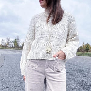 Patrón de tejido para suéter Mayble: jersey grueso, corto y extragrande con cuello alto (descarga en PDF en inglés)