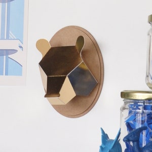 Trofeo di carta con testa di orso dorato per decorazione murale