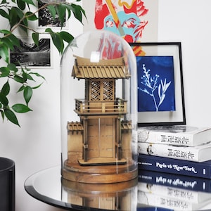 Porte japonaise en carton sous cloche de verre
