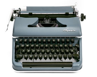 Macchina da scrivere Olympia SM2, Macchina da scrivere funzionante blu ardesia, Macchina da scrivere manuale grigia, Macchina da scrivere antica retrò, Macchina da scrivere vintage revisionata