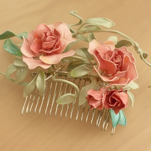 Roze roos, bladeren & Vine haar kam-Peigi haar accessoire-roze bloemen, groene bladeren, zilveren kam. Natuur/tuin/outdoor/strand bruiloft