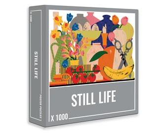Op de afbeelding: Een doos van 1000 stukjes puzzel met een stilleven illustratie. Het kunstwerk bevat vazen, bloemen, fruit en een schaar. De doos is grijs met de woorden "Still Life" en "Poster Puzzles" erop gedrukt.