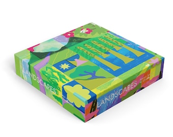 Puede incluir: Una caja colorida con un diseño abstracto verde, azul y amarillo. La caja tiene las palabras "LANDSCAPES" impresas en la parte delantera y "SMALL AND EVERYDAY" impresas en el lateral.