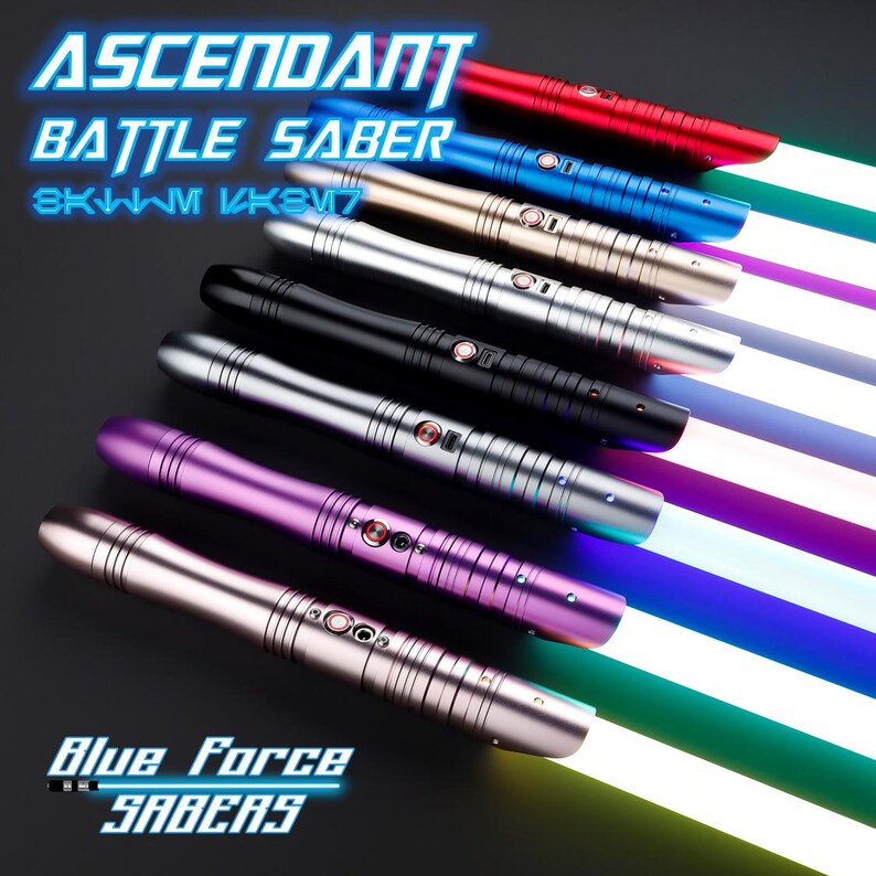 Puede incluir: Un conjunto de ocho empu&ntilde;aduras de sable l&aacute;ser en varios colores, incluyendo rojo, azul, dorado, plateado, negro, morado y oro rosa. Las empu&ntilde;aduras est&aacute;n dispuestas en una fila, con las hojas encendidas y brillando en diferentes colores. El texto "ASCENDANT BATTLE SABER SKYWALKER" est&aacute; en la parte superior de la imagen, y el texto "Blue Force Sabers" est&aacute; en la parte inferior.