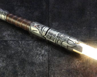 Survivor Saber: aluminio fundido con caja de resonancia XenoPixel, 34 fuentes de sonido y cuchilla Neopixel instalada