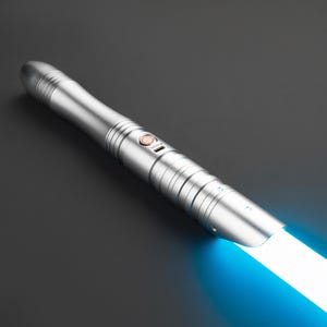 Puede incluir: Un sable de luz plateado con una hoja azul. El sable de luz tiene un bot&oacute;n negro en el lateral.