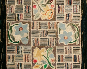 Antique American Hooked rug 2'9"x 4'5" , 83.8 cm x 134.6 cm