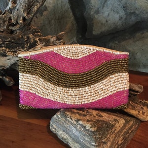 Monedero con cuentas hechas a mano. Rosa, bronce y crema. Fabricado en Bali.