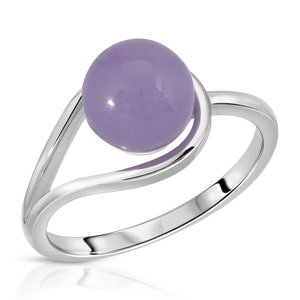 Puede incluir: Un anillo de plata con una banda en espiral y una gran piedra preciosa redonda de color lavanda.