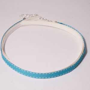 Nastro blu girocollo