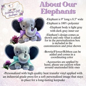 Puede incluir: Dos elefantes de peluche grises, uno con un lazo morado y el otro con un lazo azul. Los elefantes miden 23 cm de largo y 21,5 cm de ancho. Est&aacute;n hechos de 100% poli&eacute;ster y tienen un cuerpo gris claro con orejas internas gris oscuro. Los elefantes est&aacute;n personalizados con vinilo de transferencia de calor de alta calidad.