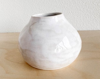 Small off-white vase, ceramic clay, pottery pot, housewarming gift, for her him, minimalist home, handmade, modern apartment, neutral decor