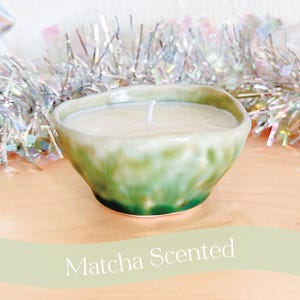 Vela perfumada con matcha, cuenco de cerámica hecho a mano, esmaltado verde brillante, cera de soja vegana.
