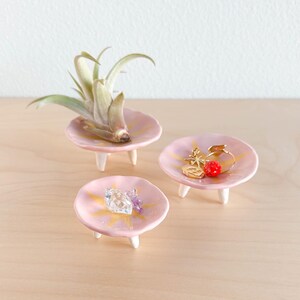 Pequeño plato de baratijas con trípode, cerámica hecha a mano, diseño de estrella rosa y amarilla, regalo de cerámica, decoración de escritorio para el hogar, taza para anillos de joyería, soporte para plantas de aire