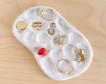 Porta-ciondoli, ceramica fatta a mano, colore neutro bianco sporco, porta-oggetti, piccolo raccogli-tutto, porta-gioielli ad anello, forma organica unica, ceramica