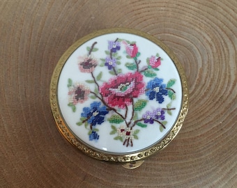 Dell&#39;annata cosmetici in polvere compatta con mano ricamato Petit Point pannello - rosa, fiori blu, oro tono in metallo con rete metallica e specchio