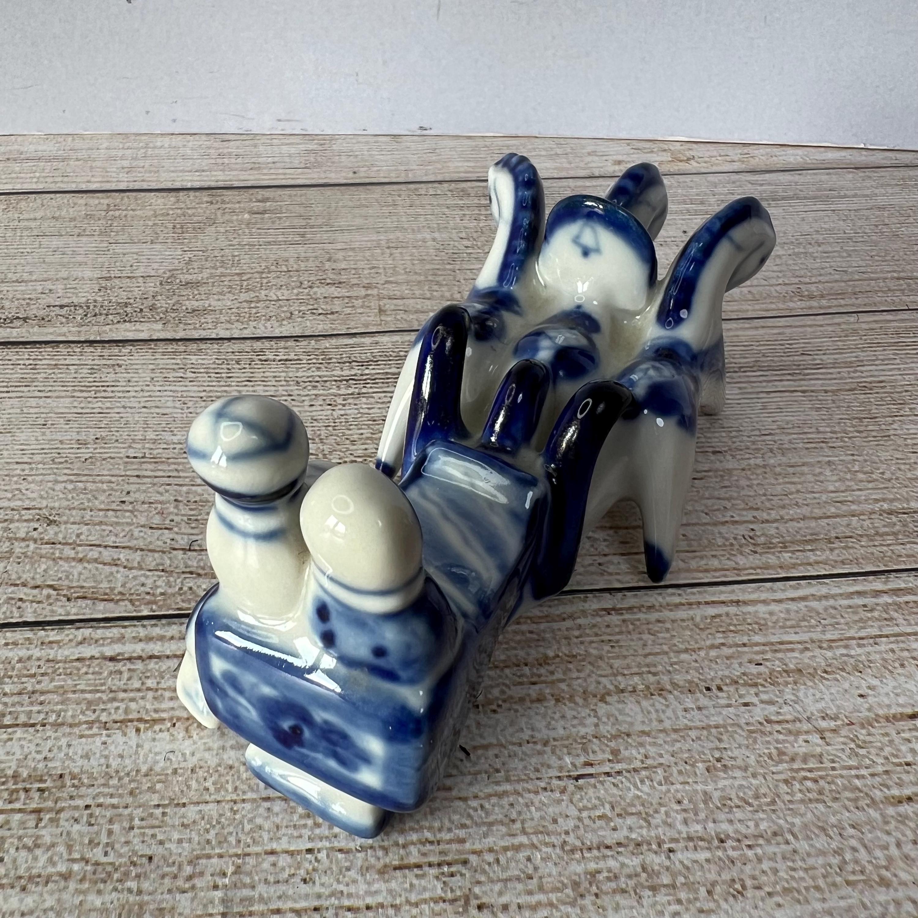 ヴィンテージのグジェリ磁器製トロイカそり置物：3頭の馬と犬 - Etsy 日本