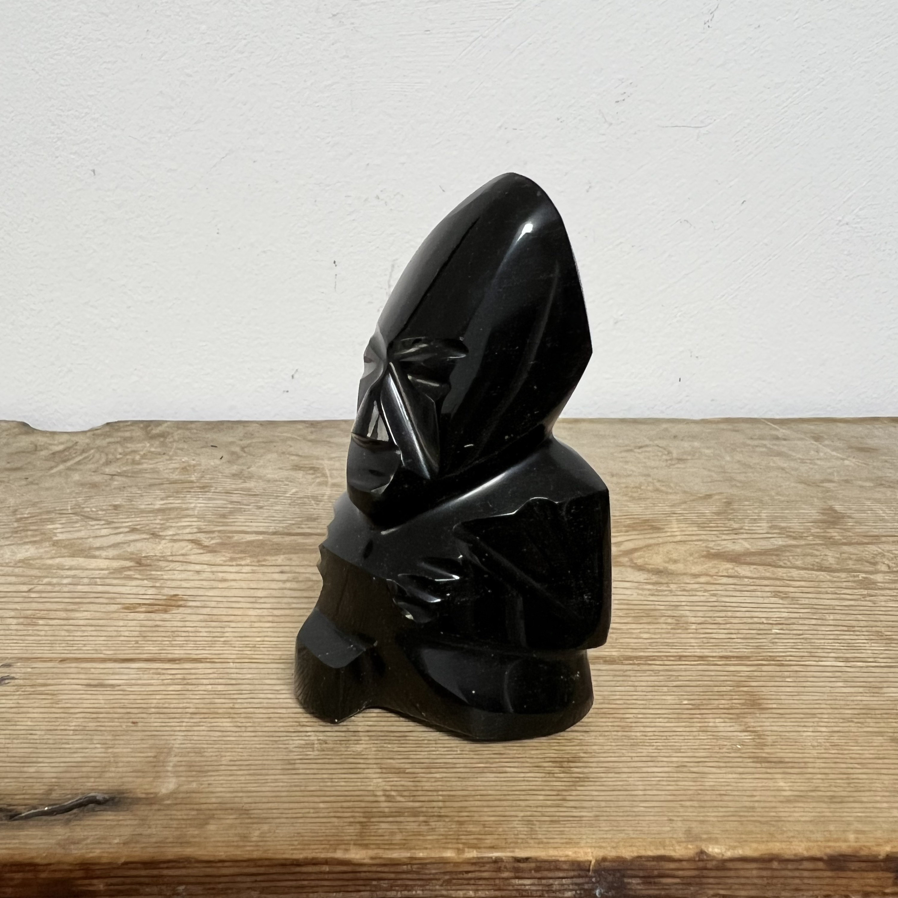 ヴィンテージの彫刻、磨かれた黒曜石の置物、しゃがんだ男、南米、マヤ