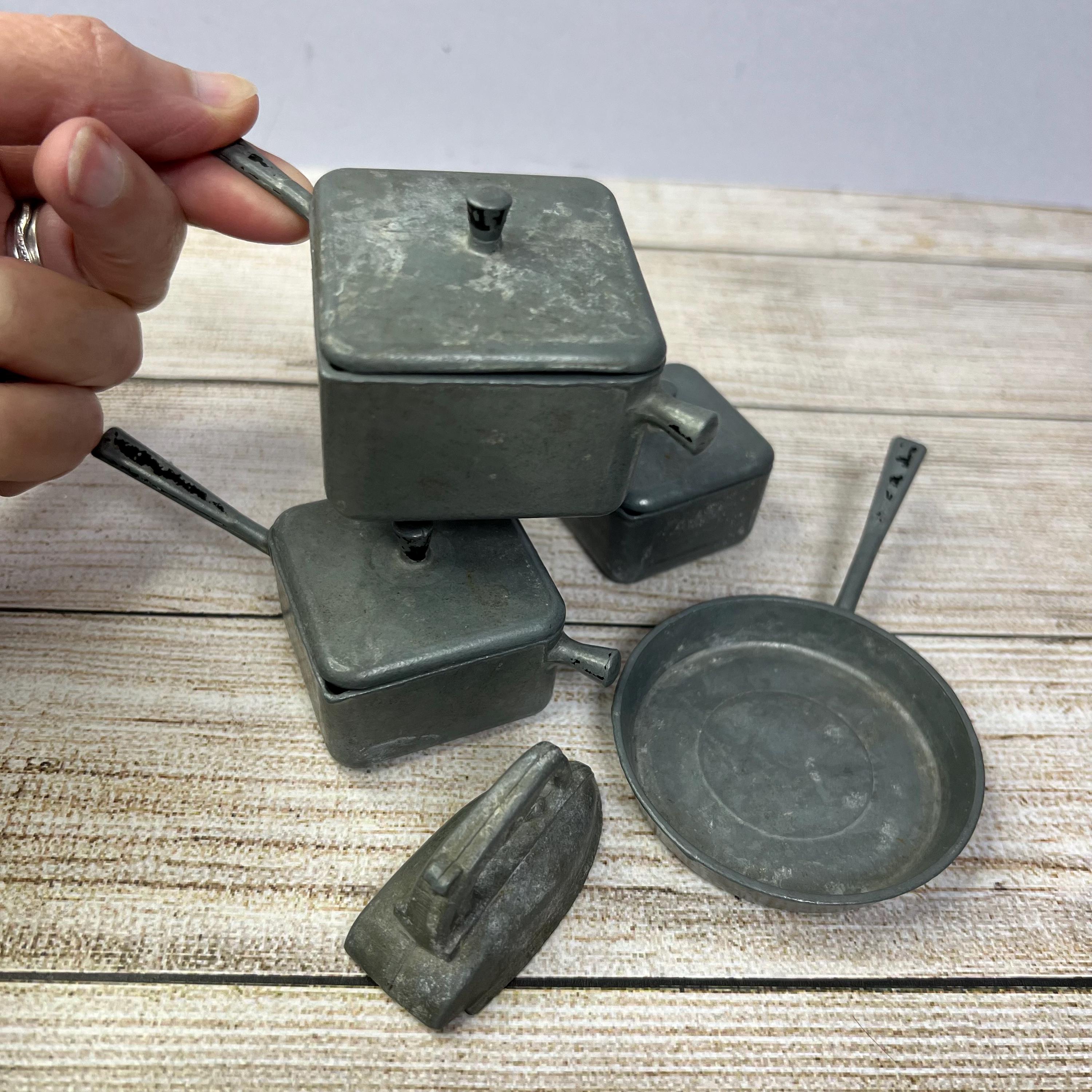 ! ! !　Rare Vintage Unknown Maker Small Cast Box For Collectors　! ! ! Vintage Max Klein Inc SC-1280 Green Plastic Sewing Keepsake