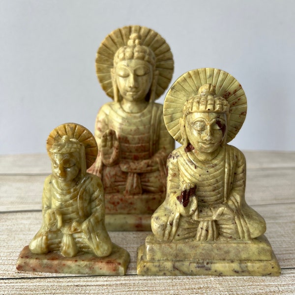 Ensemble de 3 bouddhas méditant sculptés, pierre ollaire verte, suzes graduées