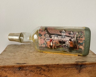 Vintage Folk Art Diorama Szene in einer Lehrer Scotch Flasche, Handarbeit, Landhaus, Reiter und Pony, Fotograf 3D Figuren,