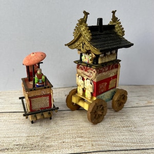 ヴィンテージのミニチュア日本人形 2 体、東洋の儀式用の車、かご