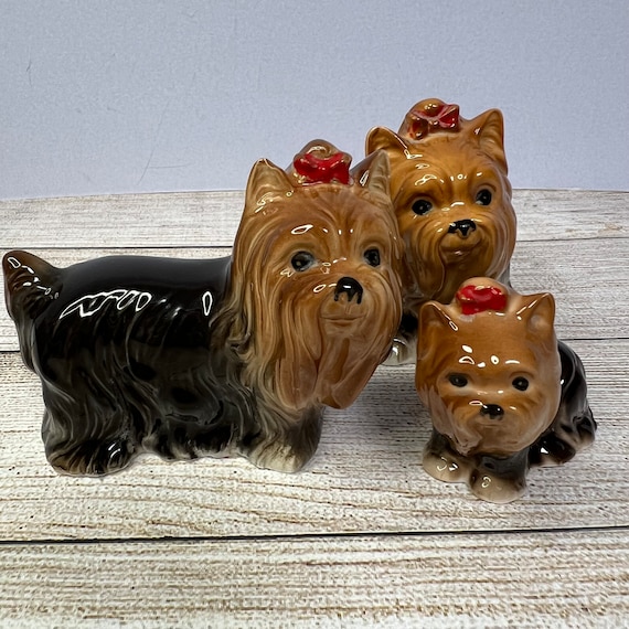 ヴィンテージ ヨークシャー テリア犬の置物、家族 3 人、磁器、赤い
