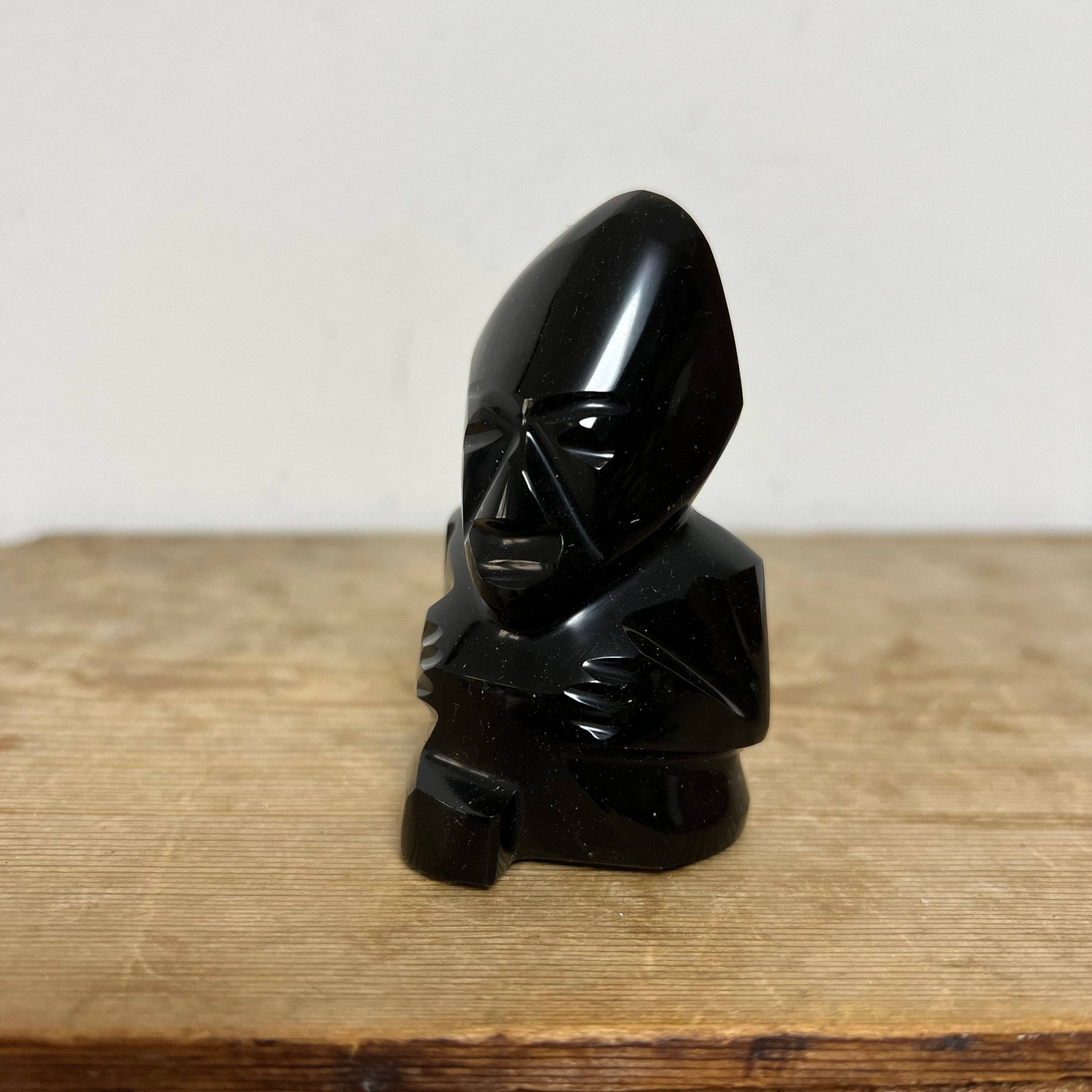 黒い石の彫刻 有機的な形状 ヴィンテージの彫刻、磨かれた黒曜石の置物、しゃがんだ男、南米、マヤ