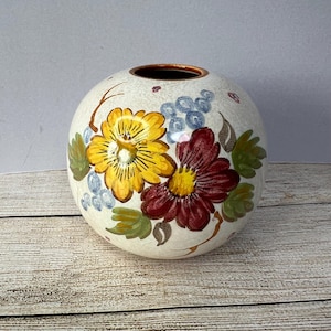 Vintage Dutch Art aardewerk Goudse vaas, bolvorm, gesigneerd Bonny Zenith, handgeschilderde bloemen