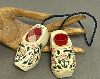 Vintage Miniatur bemalte hölzerne holländische Holzschuh Nadelkissen, Fingerhut Halter, rosa Blumen