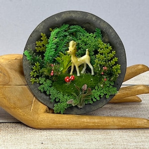 Miniature World, Vintage Tarte Tin Tableau, Bambi Reh im Wald, Diorama Curio
