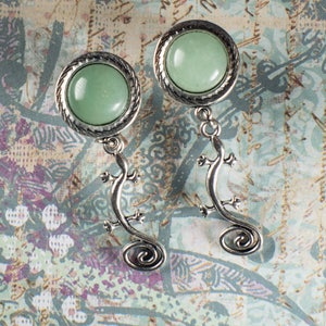 Gorgeous dangle plugs with aventurine stone and a cute lizard , stainless steel single flare ear plugs, 0g - 1/2"