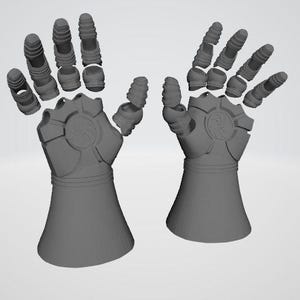 Pode incluir: Um par de luvas cinzentas articuladas, cada uma com um punho alargado e dedos segmentados. As luvas apresentam um design mecânico detalhado com um emblema circular nas costas da mão. Os dedos também são segmentados.