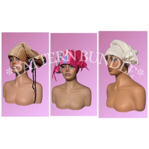 Puede incluir: Tres sombreros de ganchillo. El primero es marrón y marrón con largas hebras negras. El segundo es rosa, azul y blanco con detalles colgantes. El tercero es blanco y texturizado.