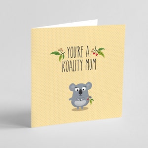 Puede incluir: Una tarjeta de felicitación con un fondo amarillo de lunares. La tarjeta presenta un koala de dibujos animados con un bebé koala en su bolsa. El texto "YOU'RE A KOALITY MUM" está escrito encima de los koalas en fuente negra.