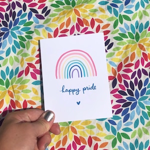 Kaart! "Gelukkige trots" | handgeletterde LGBTQ Pride-wenskaart | regenboog