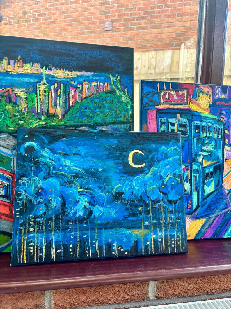 K&ouml;nnte beinhalten: Eine Sammlung farbenfroher Stadtlandschaftsbilder. Die Kunstwerke zeigen lebendige Darstellungen von Stadtlandschaften, darunter Geb&auml;ude, B&auml;ume und einen Nachthimmel mit einem Halbmond. Die Gem&auml;lde verwenden eine Vielzahl von Farben und Texturen.