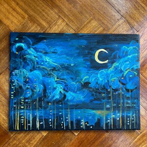 K&ouml;nnte beinhalten: Ein originales Acrylgem&auml;lde, das eine Nachtszene mit einem Halbmond darstellt. Das Kunstwerk zeigt einen dunkelblauen Himmel, stilisierte Wolken und eine Stadtlandschaft mit gelben Lichtern. Das Gem&auml;lde befindet sich auf einer rechteckigen Leinwand.