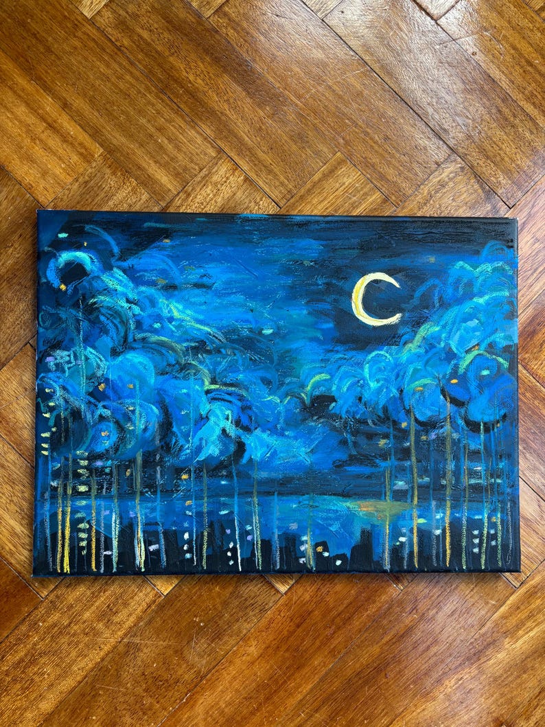 K&ouml;nnte beinhalten: Ein originales Acrylgem&auml;lde, das eine Nachtszene mit einem Halbmond darstellt. Das Kunstwerk zeigt einen dunkelblauen Himmel, stilisierte Wolken und eine Stadtlandschaft mit gelben Lichtern. Das Gem&auml;lde befindet sich auf einer rechteckigen Leinwand.