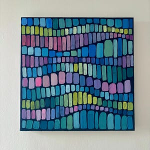 Op de afbeelding: Een handgemaakt houten bord met de tekst "Welcome" in een speels lettertype. Het bord heeft een verweerde witte achtergrond en een donkerbruine rand, perfect voor een voordeur of entree.