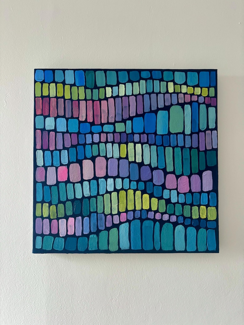 Op de afbeelding: Een handgemaakt houten bord met de tekst "Welcome" in een speels lettertype. Het bord heeft een verweerde witte achtergrond en een donkerbruine rand, perfect voor een voordeur of entree.