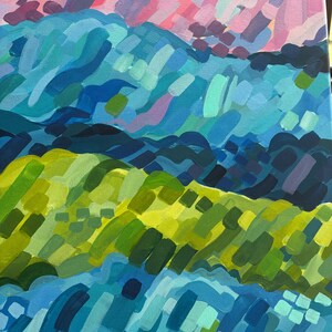 Puede incluir: Pintura abstracta de paisaje con capas de color. La obra presenta pinceladas en tonos de azul, verde, amarillo y rosa, creando una composici&oacute;n texturizada y din&aacute;mica. La pintura evoca una sensaci&oacute;n de naturaleza y aire libre.